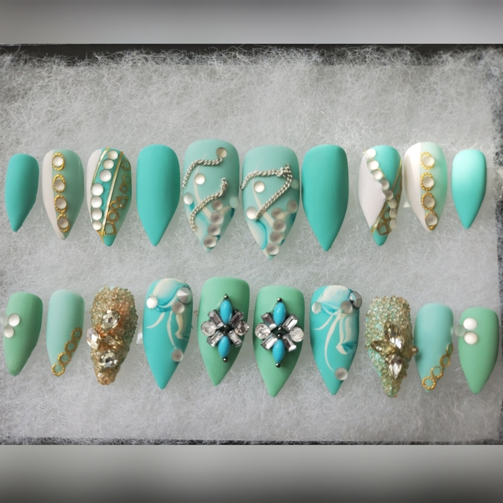 Luxurious press-on Nails - Picture 5 of 13